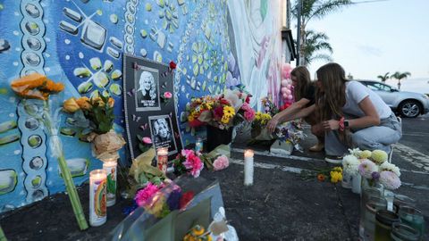 Seguidoras de la estrella del country dejan flores en un mural dedicado a la artista en California