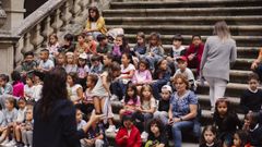 Actuaci�n de cuentacuentos en la Praza San Marti�o.