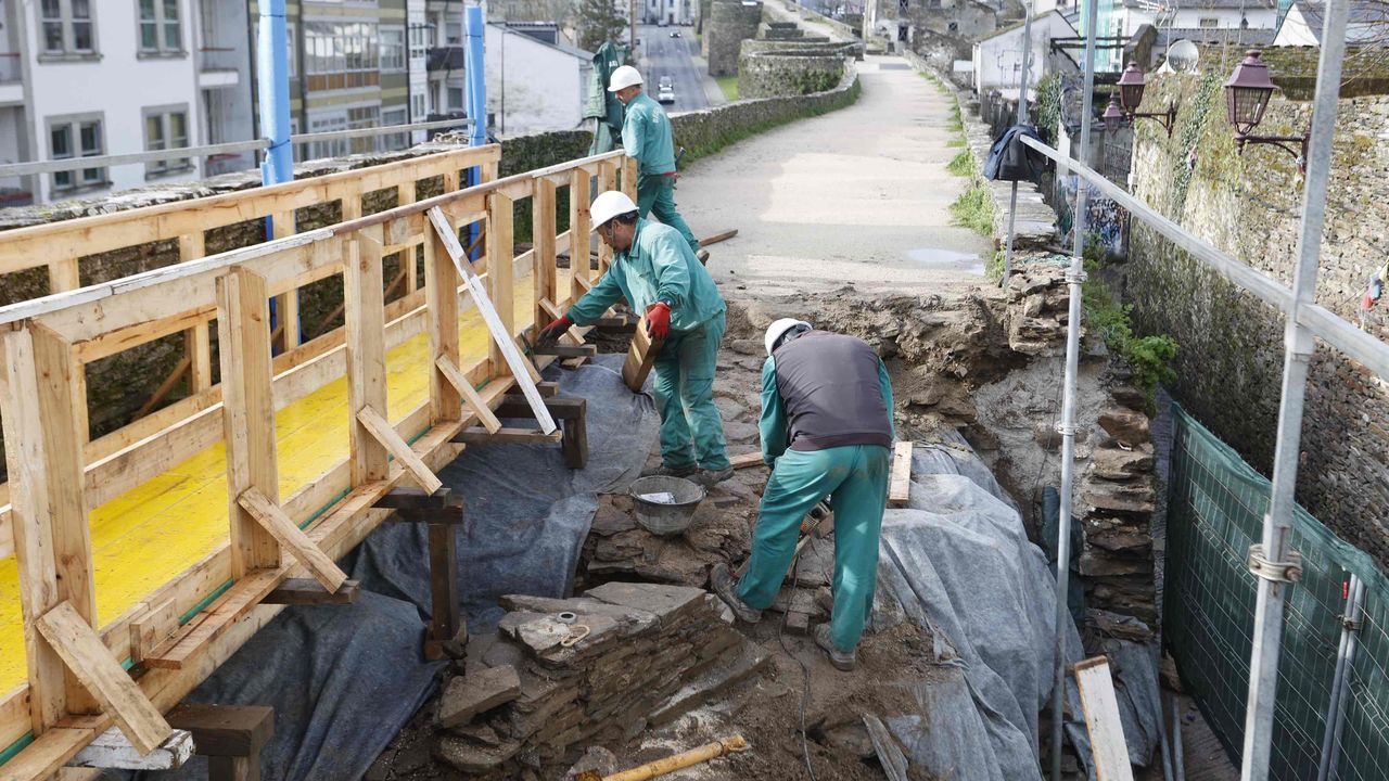 Encuentran una antigua escalera mientras reparan la Muralla de Lugo