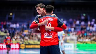 Los jugadores de la selecci�n celebran la victoria.