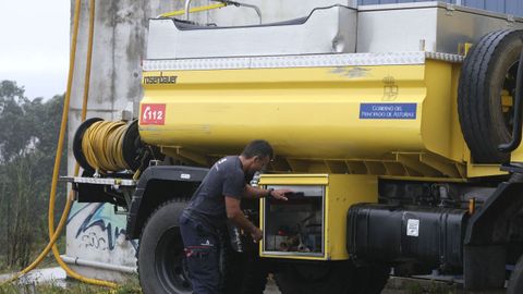 Llenado de uno de los dep�sitos afectados por la aver�a de la red de abastecimiento de agua de Llanera