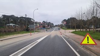 La duna crea un lombo en la carretera en Major, Sanxenxo