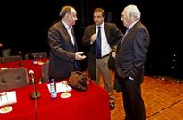 Ant�n Louro (PSOE), conversa con Jacobo Moeira y Ricardo Aguilar (PP), antes de un pleno.