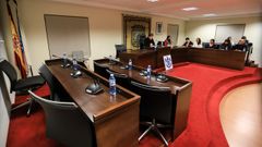 Asientos vac�os de los concejales de PP, PSOE y Alternativa en el pleno de este jueves, previo a la moci�n de censura.