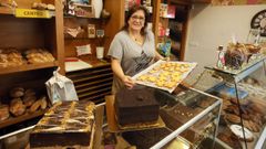 Isabel Maseda, este mi�rcoles en su panader�a de Covas con turrones artesanos y dulces navide�os