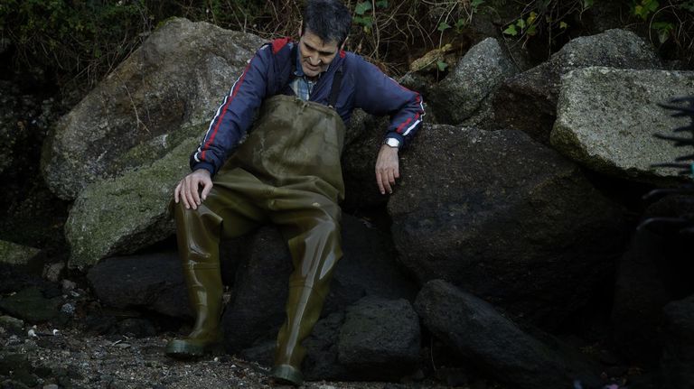 Primera marea para los mariscadores a pie de la ra de O Burgo