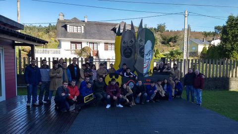 Alumnos del IES de Ortigueira, del ciclo de Carpintara e Moble, con una de las carrozas que elaboraron para el Concello