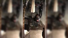 La v�ctima qued� sentada en un banco y taponando las heridas que recibi� en la cara interna del muslo derecho