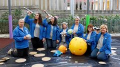 De izquierda a derecha, Paula Mart�nez, Mar�a Jes�s Rodr�guez, Jana Toucedo, Carmen M�ndez, Iria Lest�n, Sara Pena y Montse Sancho, el equipo docente de la escuela municipal de Monte Alto.