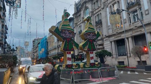 Poco despu�s del cruce con Col�n un nuevo tramo de adornos arranca con los duendes, que fueron novedad el a�o pasado