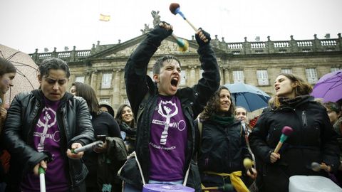 Retumbando en el Obradoiro: con mucho ruido y lemas como Mulleres na ra, a loita contina, cientos de personas llenaron la plaza de Santiago
