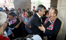 Jos� L�pez Orozco, abrazado al entrenador del Lugo, Quique Seti�n, al celebrar el ascenso