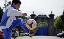 Un grupo de trabajadores siguen acampados en la puerta de entrada a la f�brica de armas y este es el hijo de uno de ellos. 