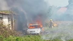 El incendi� calcin� completamente un veh�culo que se encontraba en el interior de la finca.