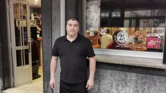 Jes�s Mateo, en la entrada de su establecimiento