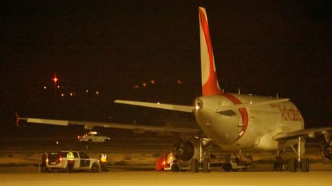 Agentes de la Guardia Civil en la pista del aeropuerto