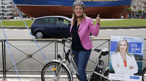 La candidata popular a la alcaldía de Vigo, Elena Muñoz, anunció la creación de dos carriles bicis entre Samil y el centro.
