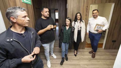 Integrantes del grupo socialista antes del pleno de la moci�n de censura del 7 de octubre del 2024. A la derecha, el portavoz, Iago Toba.