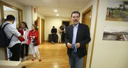 Jacobo Moreira, ayer, tras comparecer para dar los resultados obtenidos por el PP, que baja de once a siete concejales. 