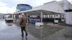 Carpa instalada en la plaza de Galicia para dar cobijo a los usuarios del centro de salud de Nar�n, sufragada por el Concello
