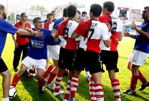 <span lang= es-es >Tangana en A Lomba (2009-10)</span>. El Choco llegaba en la segunda posici�n pero perdi� en A Lomba con un gol en el �ltimo minuto y la celebraci�n de los locales no gust� a los redondelanos.