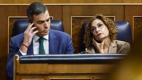 Pedro Sánchez y la vicepresidenta María Jesús Montero en la sesión de control al Ejecutivo