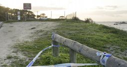 La playa de O Carreiro est� justo debajo del yacimiento de Adro Vello, donde se calcula que hay enterrados 3.000 cad�veres. 