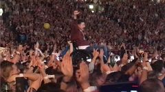 Un fan de Coldplay en silla de ruedas es aupado hasta el escenario y acaba tocando en directo