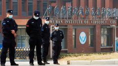 Personal de seguridad delante del Instituto de Virolog�a en Wuhan, China, en una imagen de febrero del 2021