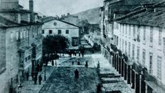 A la derecha, frente al palacio de Capitan�a, las casas porticadas de Jaime Salom�n, a finales del siglo XIX. Fueron construidas en torno a 1766 y algunas pervivieron hasta los a�os 40 del siglo XX