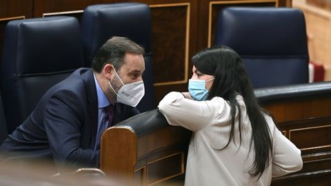 La diputada de Vox Macarena Olona conversando con el ministro Jos Luis balos en el Congreso