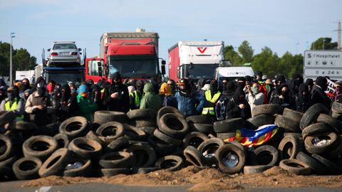 Miembros de los CDR han cortado el acceso desde la autopista AP-7 al CIM Valls en Santa Perptua de Mogoda (Barcelona), un importante centro logstico