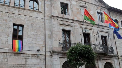 El Ayutamiento de Llanes luce una bandera del colectivo LGTBI