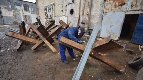 Voluntarios ucranianos construyen estructuras para frenar a los tanques rusos 