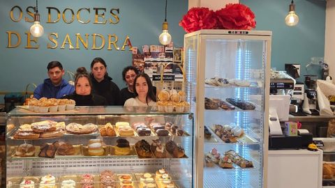 Sandra Rodr�guez e os seus empregados na pasteler�a que abriu este pasado ver�n en Cangas, na que usa produtos de alta calidade e proximidade