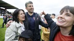 Gonza Fern�ndez, entrenador del Arousa, recibiendo una de la multitud de felicitaciones que le llegaron a pie de campo.