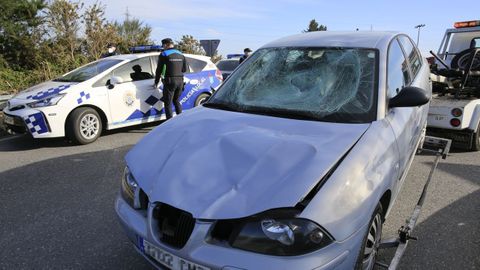 El traslado del coche usado para atropellar a un miembro del clan rival frente al colegio de As Gndaras