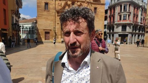 Ignacio Loy, número dos en la candidatura de Podemos a la alcaldía de Oviedo, delante del edificio del Ayuntamiento.