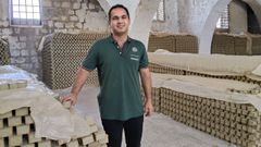 Orwa Zanabili, en el almacén de su fábrica familiar en Alepo donde secan los jabones