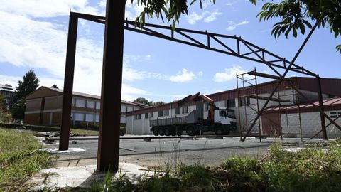 Trabajos de montaje de la nave con la que se cubrir un patio en el CEIP Figueiroa de A Estrada