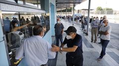 V�deo | Largas colas para renovar en Bala�dos