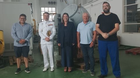 La comitiva cervense, con la alcaldesa Dolores Caram�s, en el Arsenal de Ferrol donde entregaron la mina de la II Guerra Mundial y recogieron una r�plica