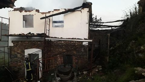 Incendio urbano en Cangas de On�s