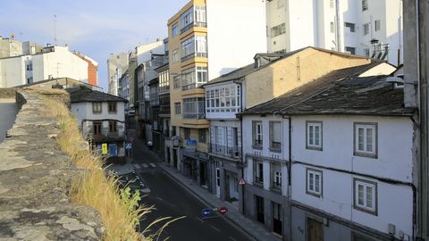 Recatelo. El Concello har� peatonal el barrio y un carril pegado a la Muralla. Hay varias casas antes de la R�a Vilalba en ruina y solares por construir.