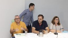 El alcalde, Luis Insua, se dirige a su asiento y pasa tras el concejal no adscrito y los dos ediles de Alternativa dos Veciños
