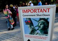 Un cartel avisa del cierre a los visitantes de la estatua de la Libertad, en Manhattan.