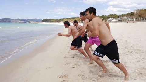 Bañistas en Samil este miércoles