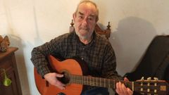 Unidos desde peque�os. Fernando Somoza todav�a mantiene amistad con el grupo de amigos que, siendo ni�os, sintieron pasi�n por la m�sica y llegaron a formar un grupo. Antes de la pandemia se reun�an cada semana en Lugo. Ahora que no pueden, �l inicia estudios oficiales de m�sica para tocar la guitarra, su gran pasi�n, con partitura.  