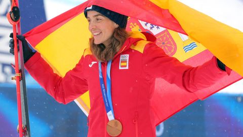 Ana Alonso, sonriente con la medalla de bronce lograda en los Juegos Ol�mpicos de Mil�n-Cortina d'Ampezzo.