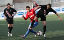 El carball�s Borja Facal disputa un bal�n al centrocampista lucense Poratti en As Eiroas. 